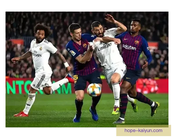 西甲巴萨皇马大战前瞻：两队状态持续提升，争夺激烈即将上演